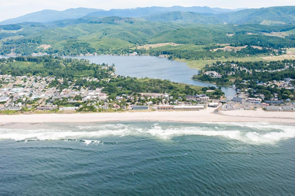 New Listing! Bay-View Beauty With Private Balcony Condo Lincoln City Exterior foto